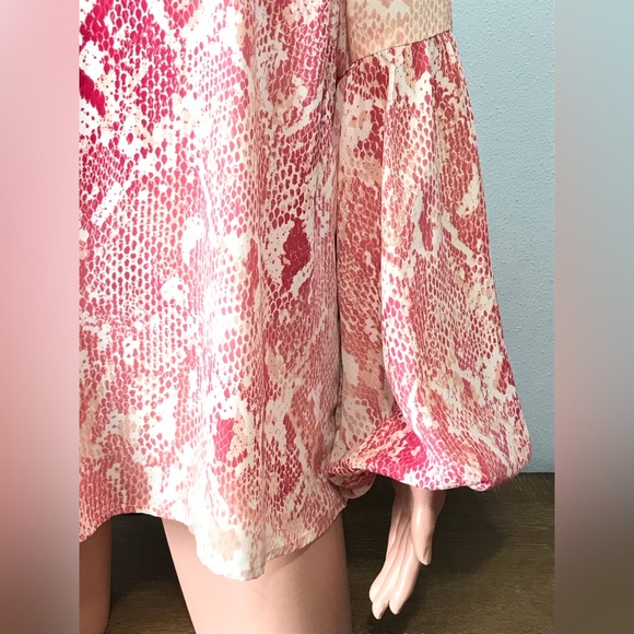 Cabi Blouse Shirt Womens Size M Long Sheer Peasant Sleeve Snakeskin Print V-Neck - Picture 13 of 16